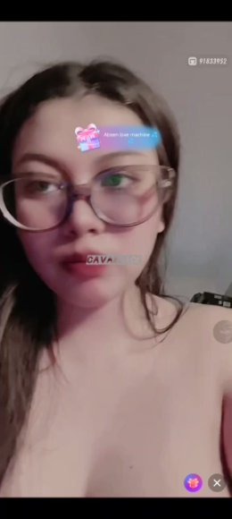 Cewek Kacamata Main Dildo di Kamar di Ruang Tamu