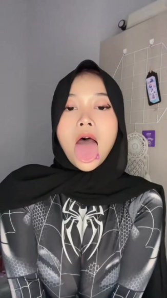 Janda Sange Main Dildo di Kamar di Meja Belajar