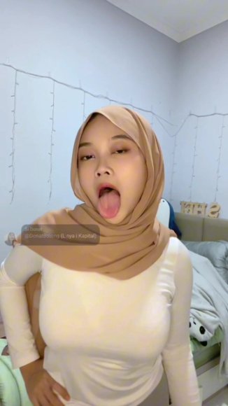 Cewek Jilbab Dientot dari Belakang di Kamar Mandi