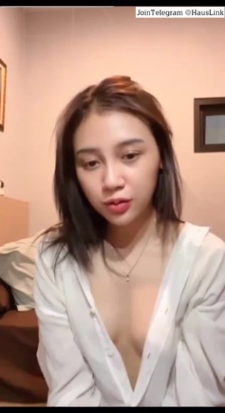 Tante Montok Main Jari Sambil Desah di Balkon
