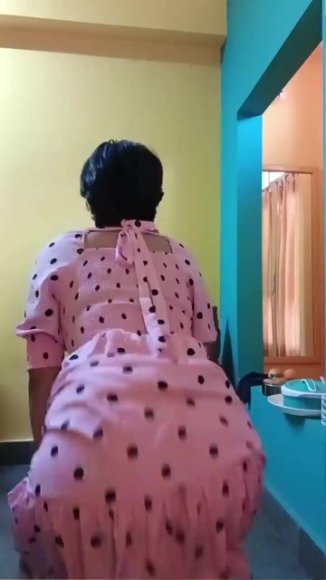 Tante Bohay Minta Dientot Keras di Kamar Mandi