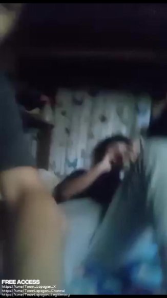 Mbak Binal Main Jari Sambil Desah di Bawah Meja