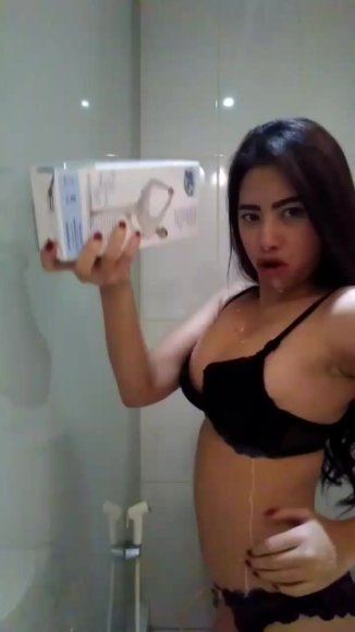 Cewek Genit Live Show Buka CD di Bawah Meja
