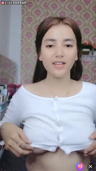Janda Sange Ngulum Kontol di Sofa