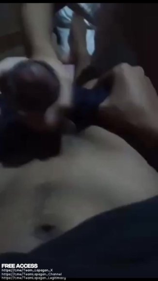 Janda Sange Main Dildo di Kamar di Sofa