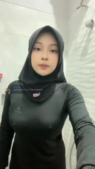 Siswi Nakal Ngulum Kontol di Ruang Tamu