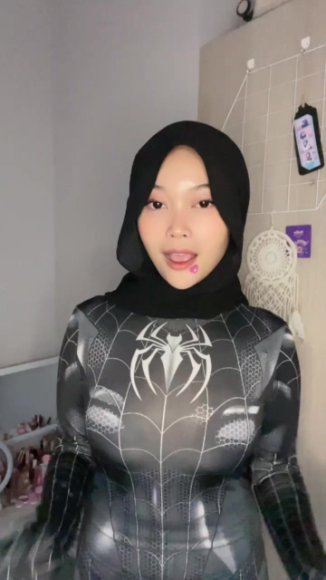Cewek Jilbab Ngentot Tanpa Ampun di Taman Belakang