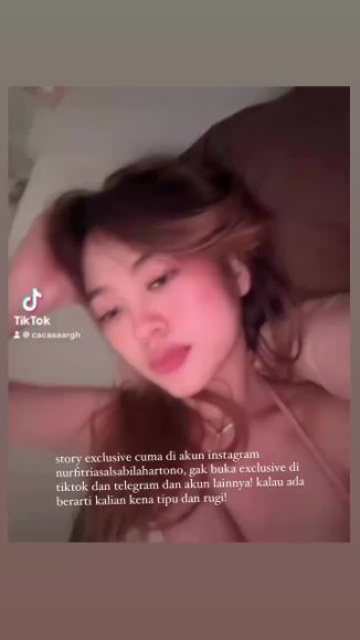 Cewek Kacamata Main Jari Sambil Desah di Meja Belajar