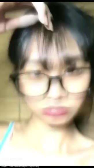 Cewek Genit Live Show Buka CD di Sofa