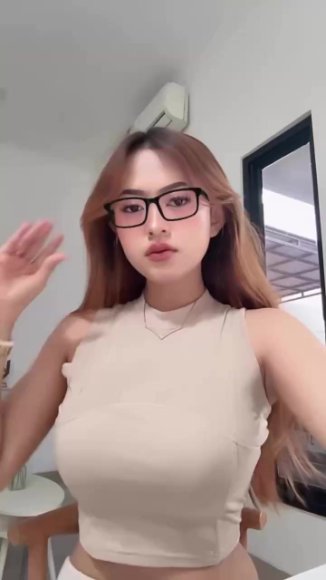 Cewek Jilbab Ngulum Kontol di Ruang Tamu