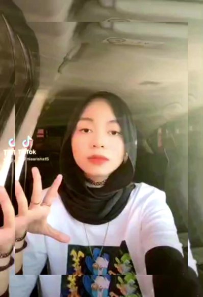 Cewek SMA Rekam Sambil Coli di Sofa