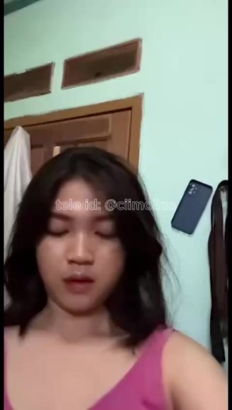 Cewek Kacamata Main Jari Sambil Desah di Meja Belajar