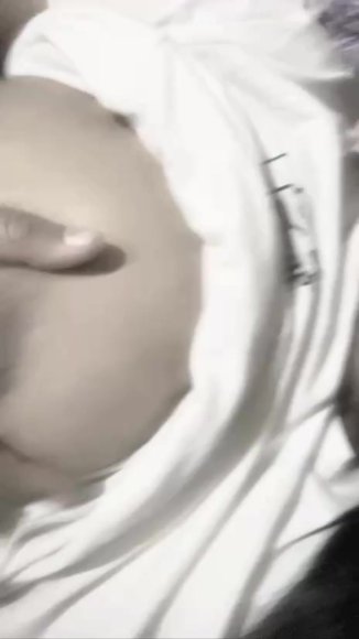 Tante Bohay Main Jari Sambil Desah di Toilet Sekolah