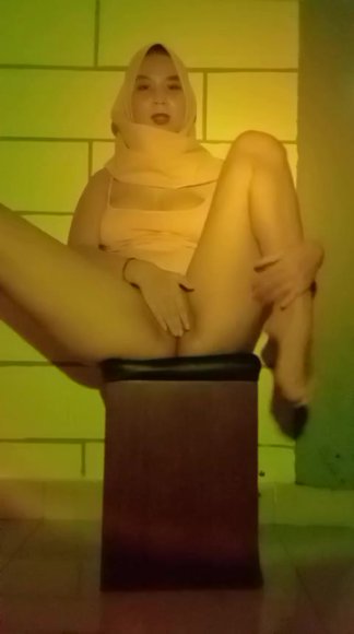 Cewek Genit Sange Berat Langsung Ngewe di Taman Belakang