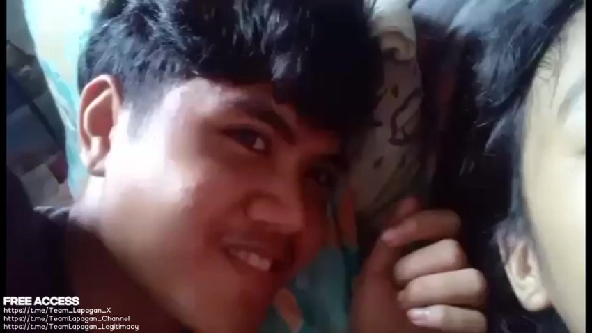 Cewek SMA Ngulum Kontol di Bawah Meja