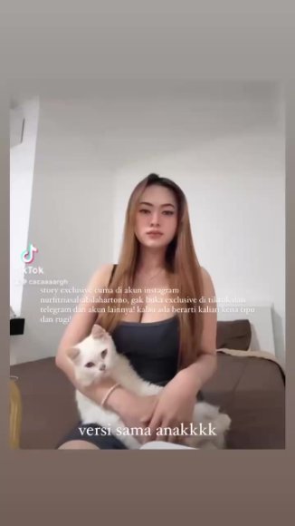 Tante Bohay Main Dildo di Kamar di Taman Belakang
