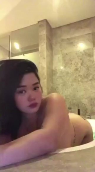 Siswi Nakal Main Dildo di Kamar di Meja Belajar