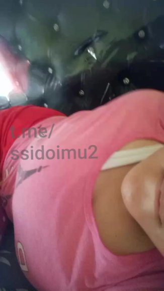 Cewek Kacamata Ngangkang Lebar Live di Bawah Meja