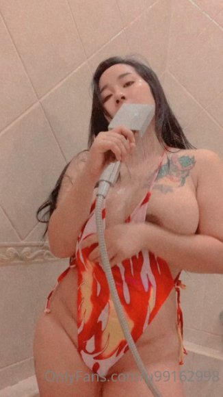 Cewek SMA Ngulum Kontol di Kamar Mandi