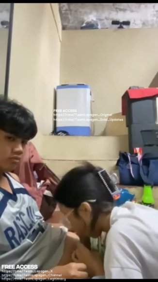 Cewek Kacamata Ngentot Tanpa Ampun di Meja Belajar