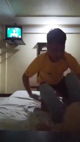 ABG Sange Berat Langsung Ngewe di Ruang Tamu