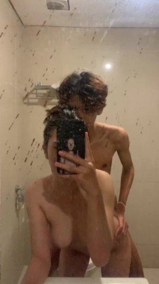 Tante Montok Main Jari Sambil Desah di Taman Belakang