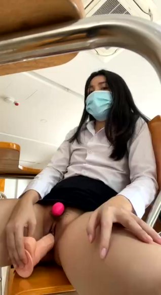 Siswi Nakal Ngangkang Lebar Live di Kamar Kos