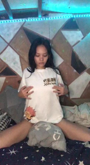 ABG Main Dildo di Kamar di Bawah Meja