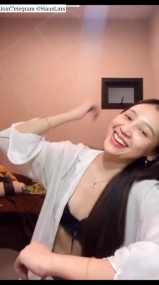 Cewek Kacamata Live Show Buka CD di Kamar Kos