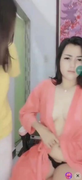 Cewek Genit Sange Berat Langsung Ngewe di Sofa
