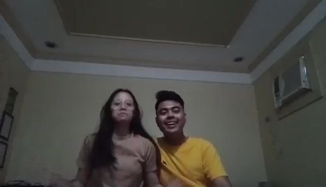 Cewek Kacamata Rekam Sambil Coli di Meja Belajar
