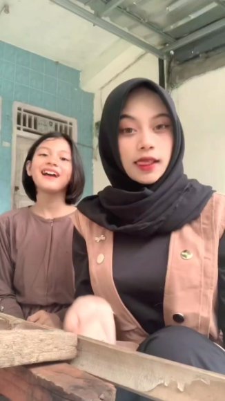 Cewek Kacamata Ngulum Kontol di Balkon