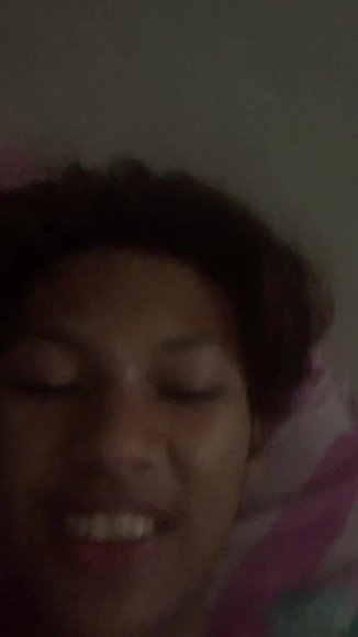 Cewek Jilbab Rekam Sambil Coli di Meja Belajar