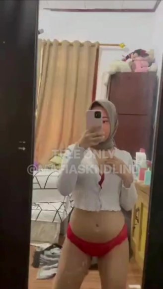 Cewek Kacamata Ngentot Tanpa Ampun di Bawah Meja